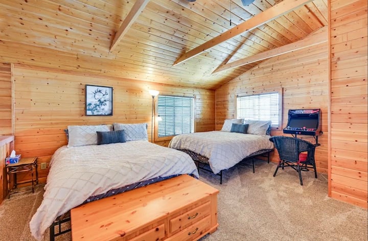 Loftová spálňa s hernou konzolou