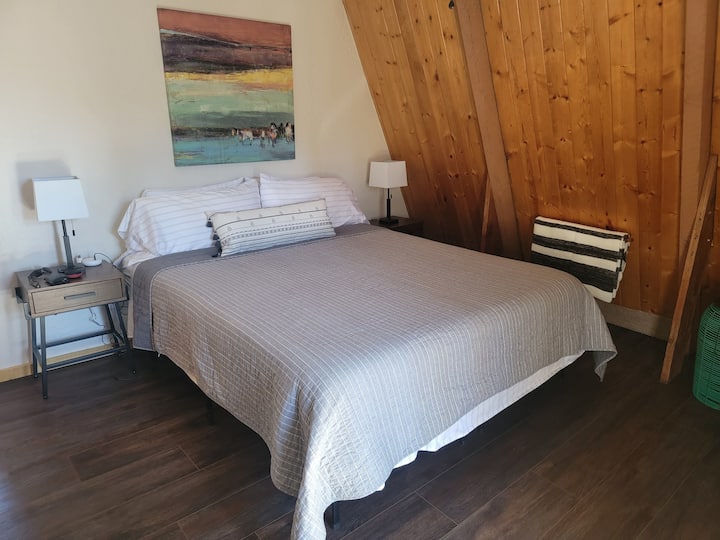 Hlavná spálňa s manželskou posteľou King a vlastnou kúpeľňou