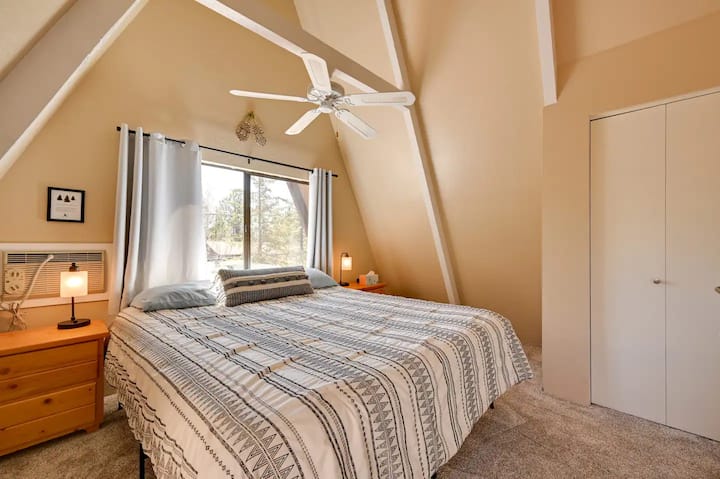 Spálňa v tvare A na poschodí - manželská posteľ a vlastná terasa