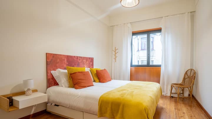 Acogedor dormitorio con cama matrimonial. ¡Toallas y sábanas incluidas! #airbnb #lovelystay