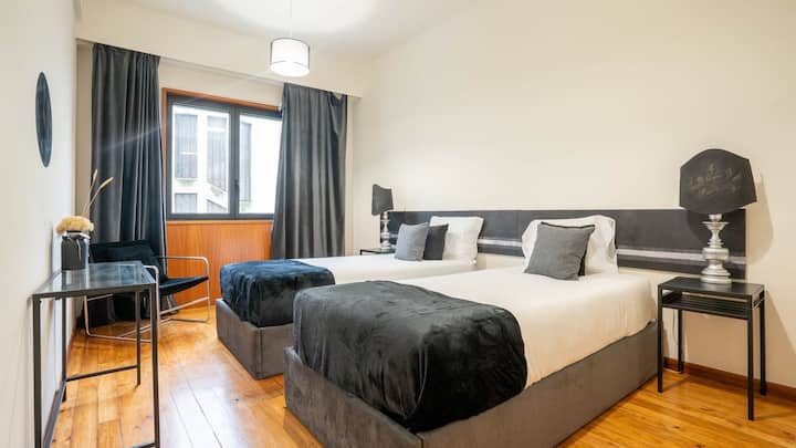 ¡Dormitorio con 2 camas individuales y mucha luz solar! #luminoso #lovelystay