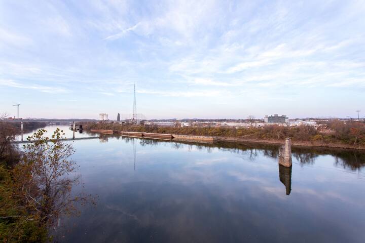 River Escape – River View|Walk to Broadway & Arena gallery image 5