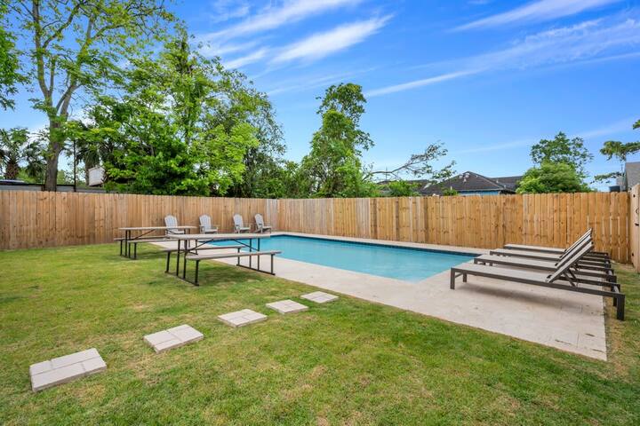 Luxury Retreat in NOLA – Sleeps 16, Pool, Parking