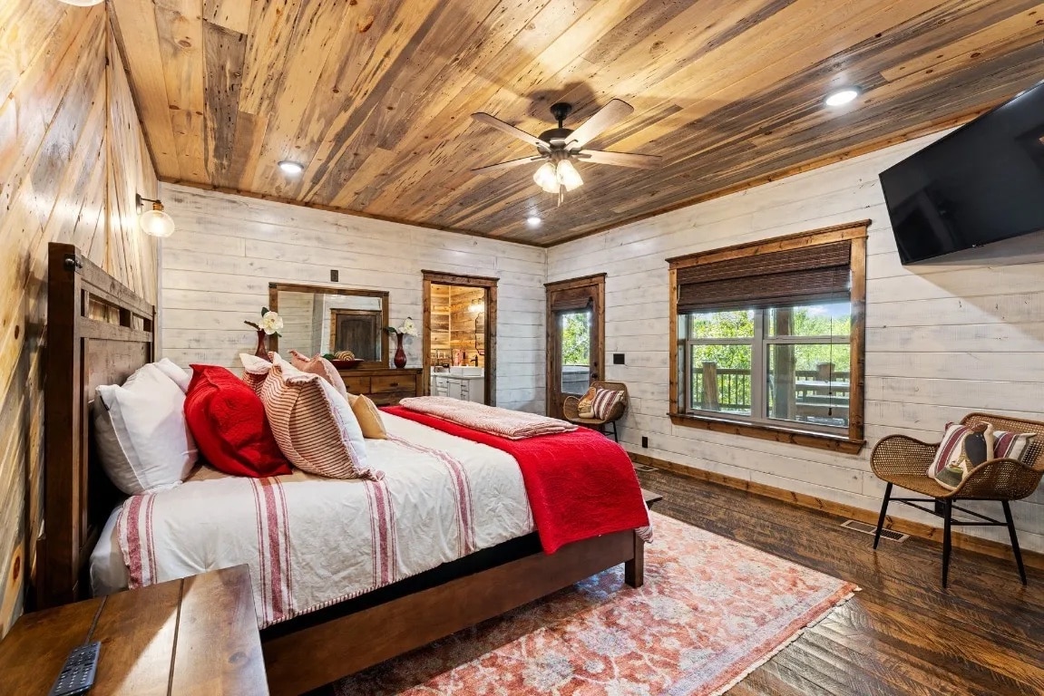 Pumzika kwa starehe kwenye nyumba yetu ya mbao, ambapo kitanda cha kifalme, bafu lenye nafasi kubwa, na bafu lenye rangi ya mawe lenye kichwa cha mvua cha kutuliza na kipengele cha maporomoko ya maji kinasubiri. Toka kwenye sitaha iliyofunikwa ili uzame kwenye beseni la maji moto