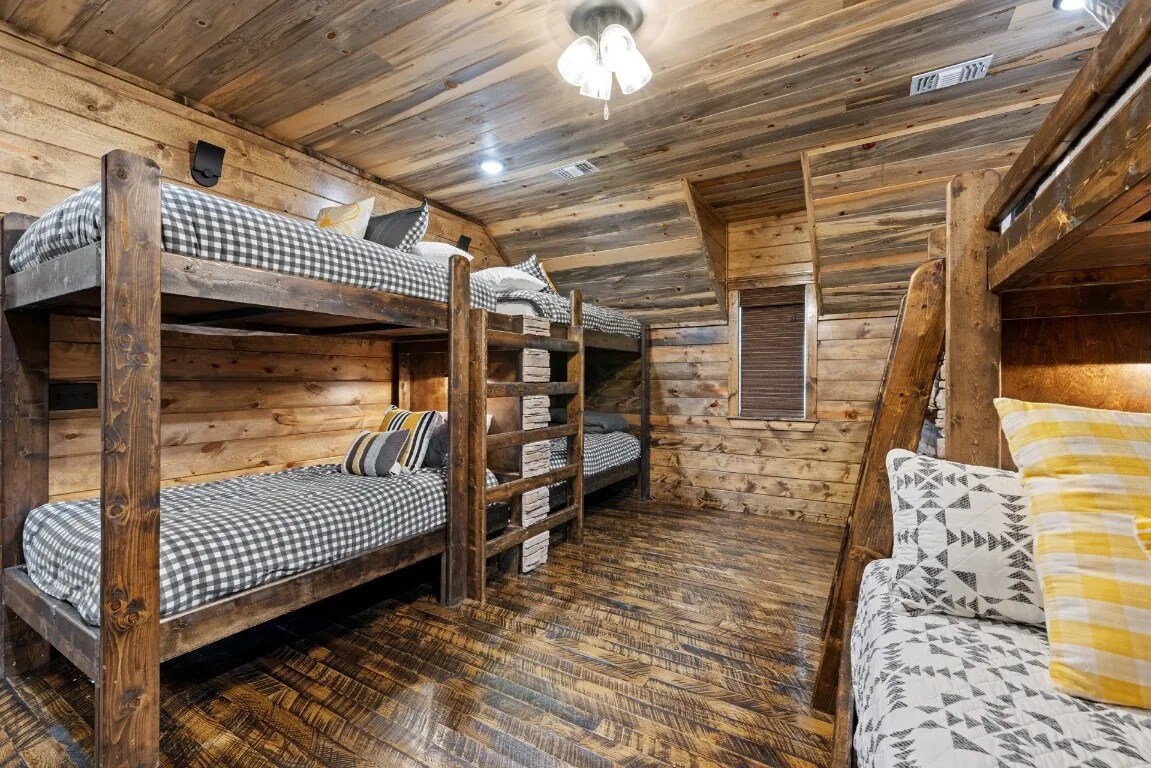 Sleepover central! Chumba chetu cha kulala kinalala 10 na vitanda vyenye starehe vilivyojaa na pacha, pamoja na bafu lenye nafasi kubwa lenye bafu la mawe lenye kichwa cha mvua cha kupumzika na sinki tatu kwa urahisi zaidi