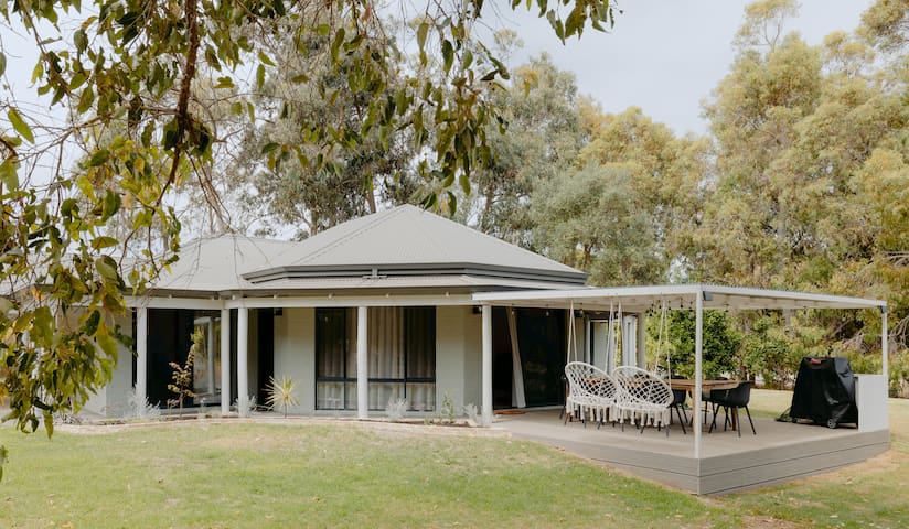 The Farmhouse – House of Cards Winery