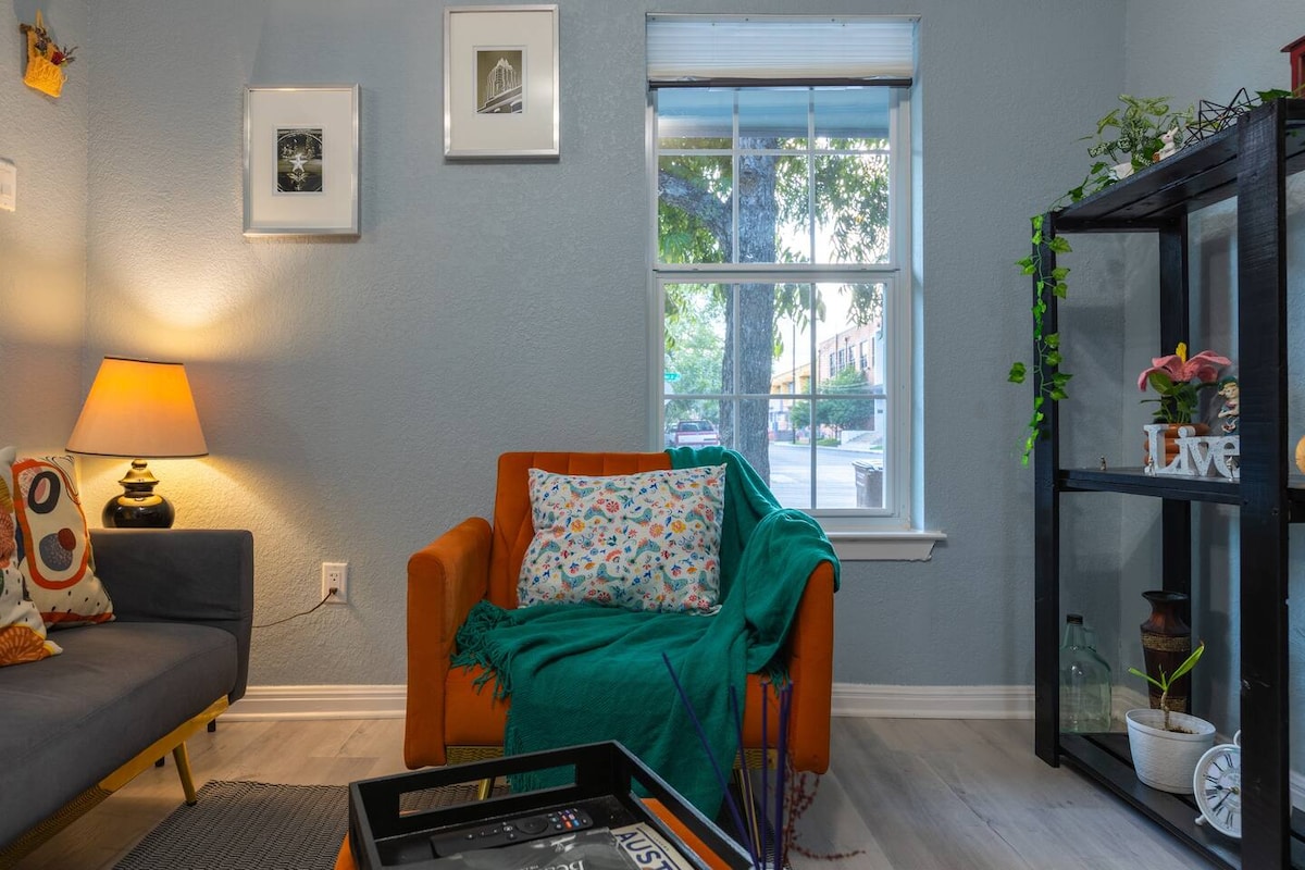 Holly Heritage Gem | Walk to 6th St & Lake