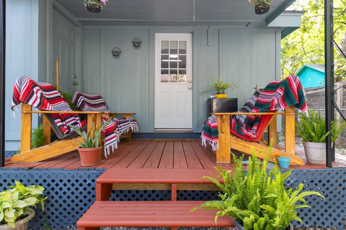 Holly Heritage Gem | Walk to 6th St & Lake