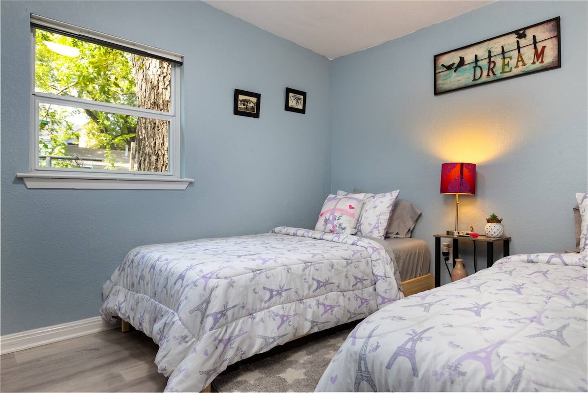 Holly Heritage Gem | Walk to 6th St & Lake