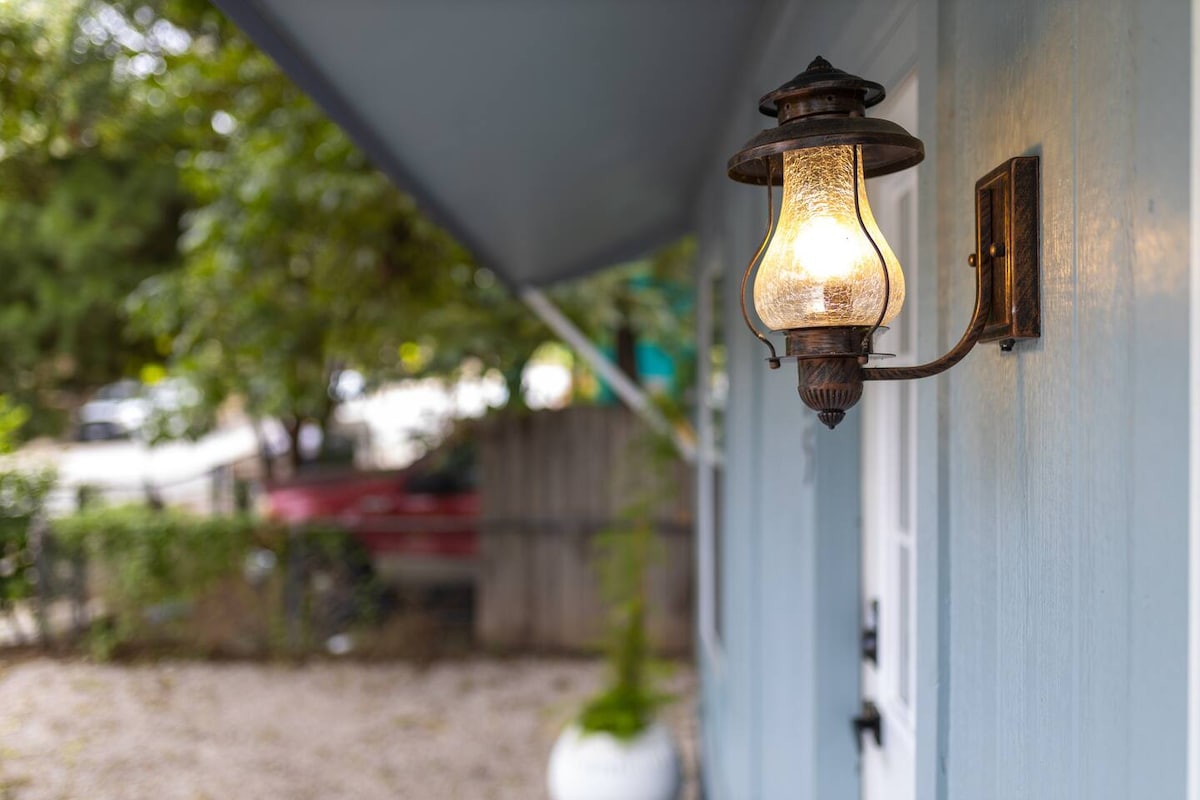 Holly Heritage Gem | Walk to 6th St & Lake