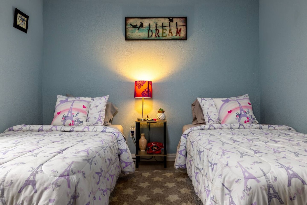 Holly Heritage Gem | Walk to 6th St & Lake