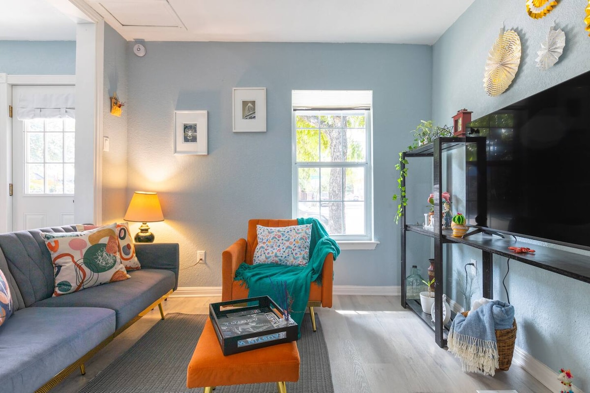 Holly Heritage Gem | Walk to 6th St & Lake