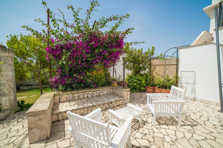 Villa Lisa with huge Pool and Garden gallery image 3