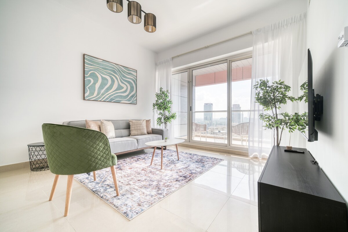 Top Airbnb: Calm 2 BDR | Balcony | Tecom | Near DIC Metro in Al Thanyah Third