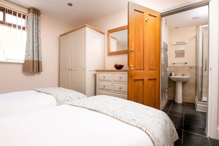 Slaapkamer met twee eenpersoonsbedden en ensuite