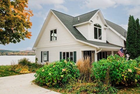 Escape at the Lake: Hot tub on Lake Charlevoix