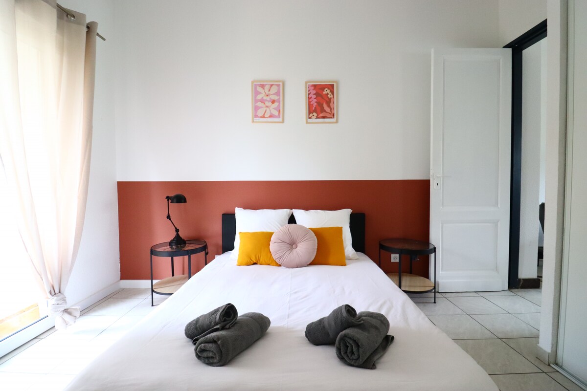 Relax in the first bedroom with its double bed (140 x 190).