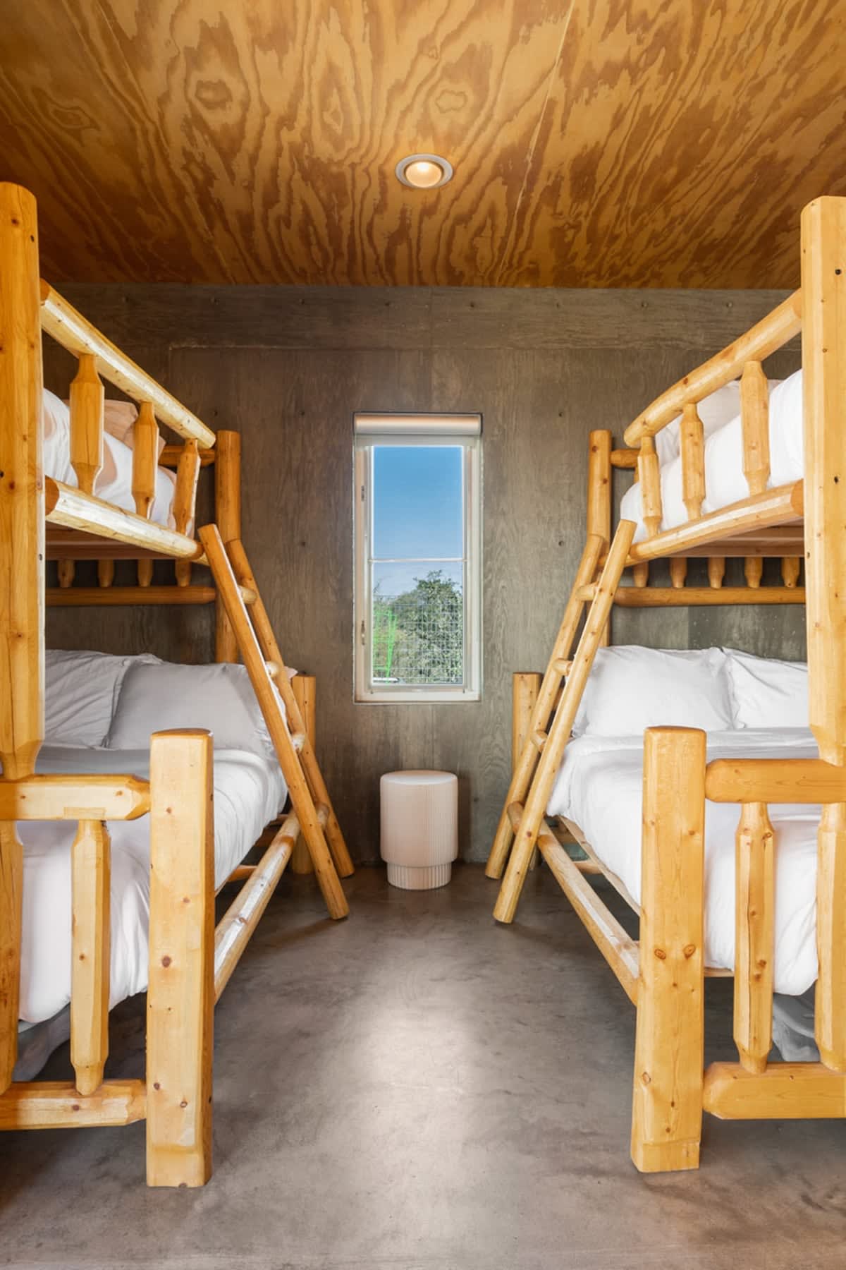 Main Commons - двокреветни и полни легла