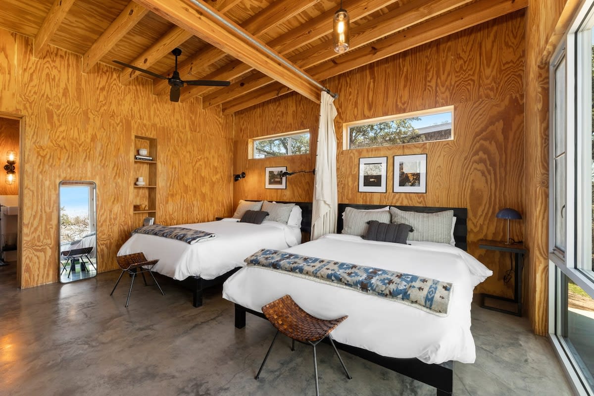 Дрвена колиба 3 - брачен кревет (широк 150-179 см) со сопствена бања