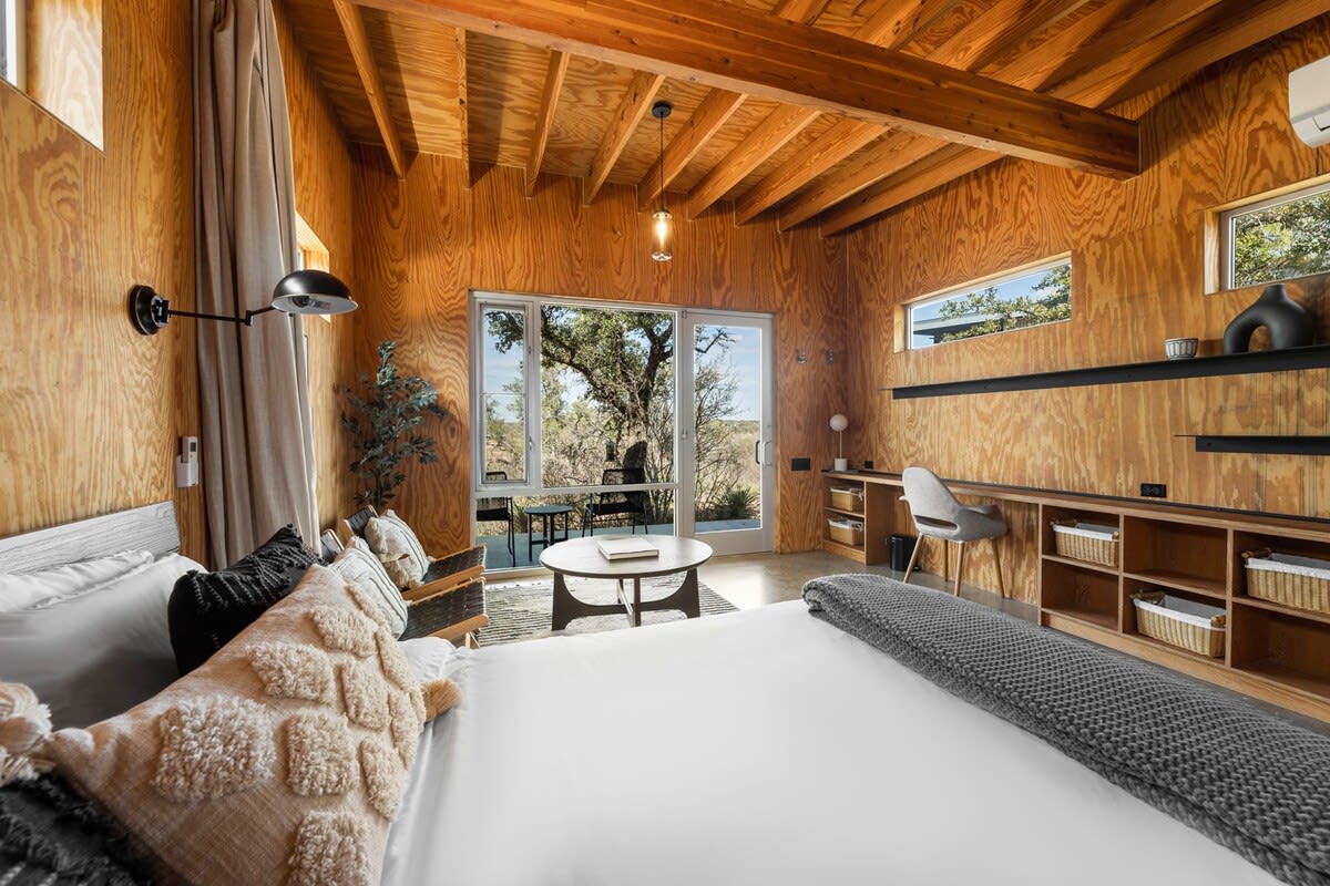 Дрвена колиба 2 - брачен кревет (широк 150-179 см) со места за седење и сопствена бања