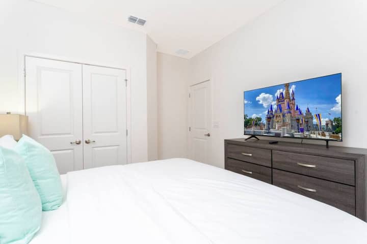 标准双人床卧室