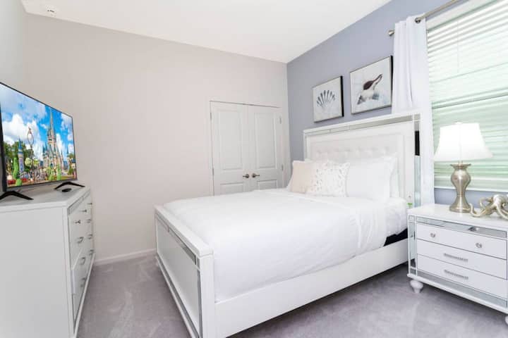 标准双人床卧室