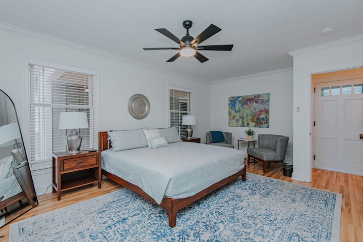 חדר שינה ראשי - מיטת קינג סייז עם חדר רחצה צמוד וארון בגדים