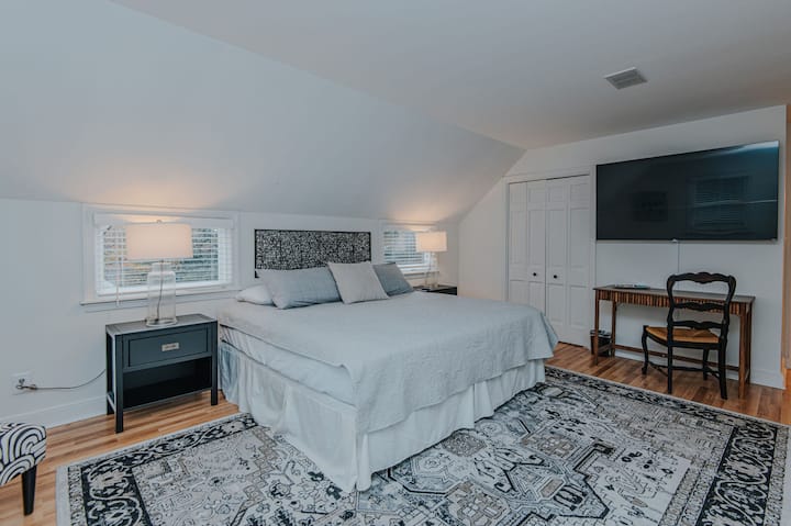 מיטת קינג סייז עם טלוויזיה חכמה ופינת ישיבה