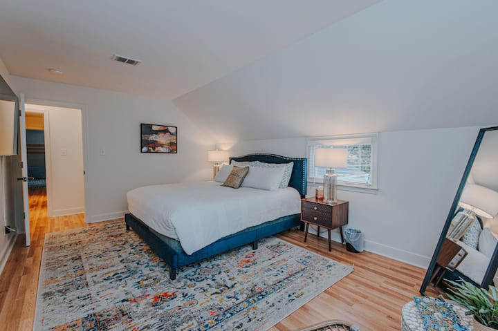 מיטת קינג סייז עם טלוויזיה חכמה וארון