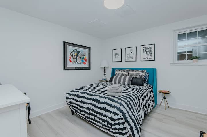 מיטת קווין סייז עם שידה ופינת ישיבה