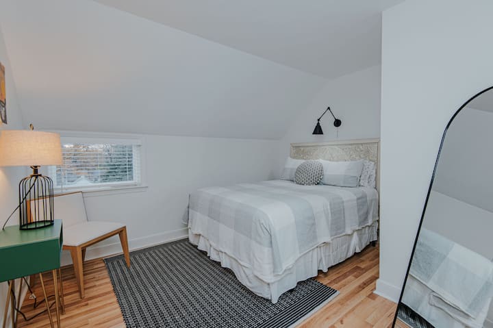 מיטת קווין עם מראה באורך מלא