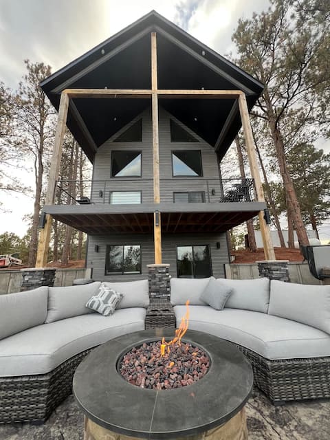 Chokecherry Cabin-Beautiful Views & Hot Tub