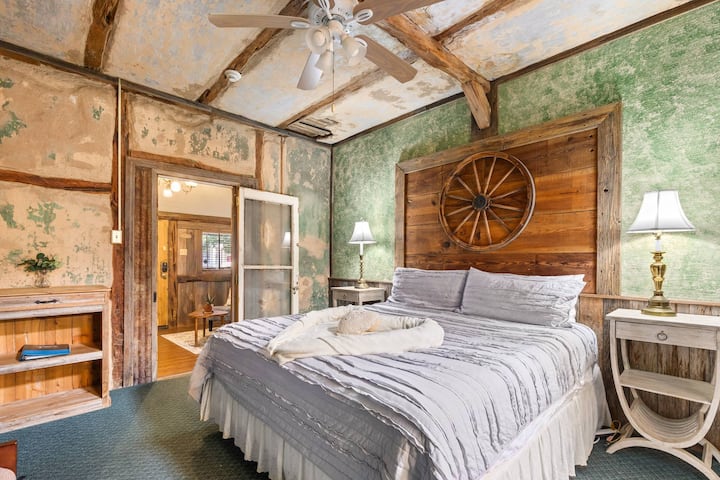 Charming Farmhouse Suite – King Retreat W/ - New Braunfels, TX