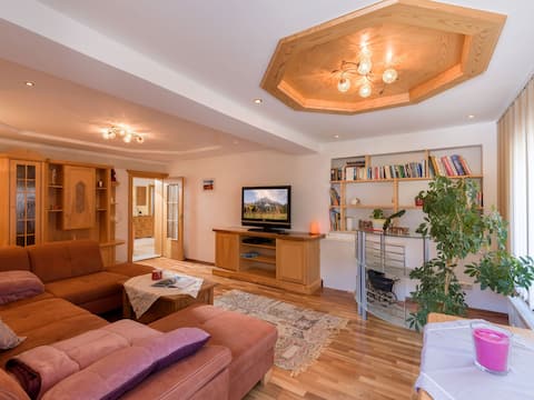 Large apartment with garden, 2 minutes to the sk