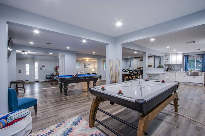 Epic Villa 13min to Strip – Pool, Games 5BR 5.5BA gallery image 4