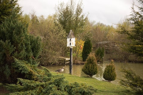 2‑Bed Lakeside Lodge with Hot Tub & Lake Views