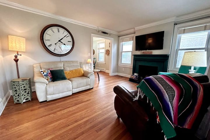 Cozy Bungalow W/ Fire Pit, Steps From Arboretum - Burlington, NC