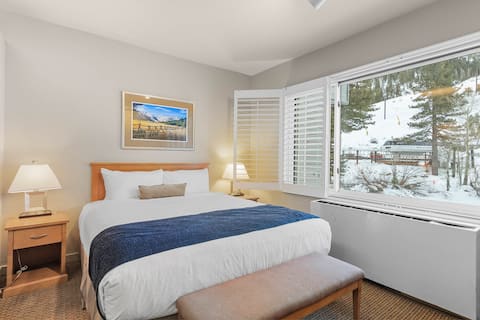 Peaceful King Studio - Slope Views | Ski-in/out
