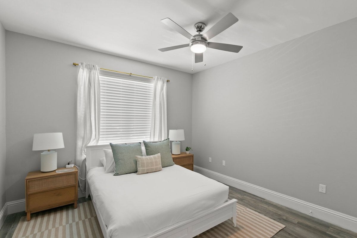 חדר שינה זוגי עם ארון