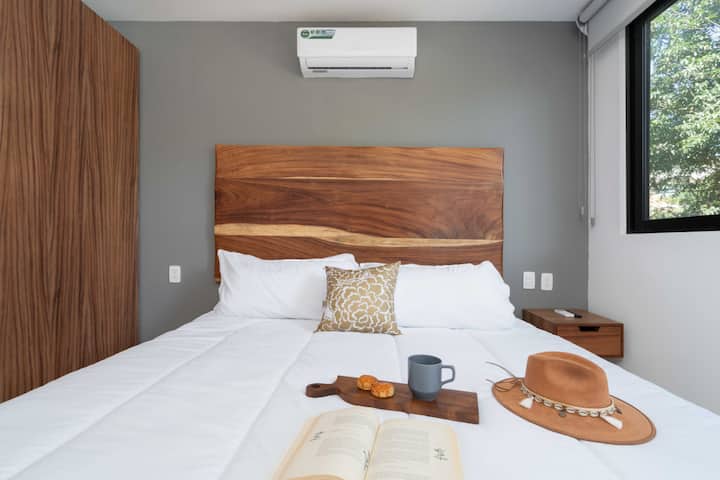 Насладете се на очарованието на величието на спалнята ни, подсилено от присъствието на пищно двойно легло за незабравим нощен сън