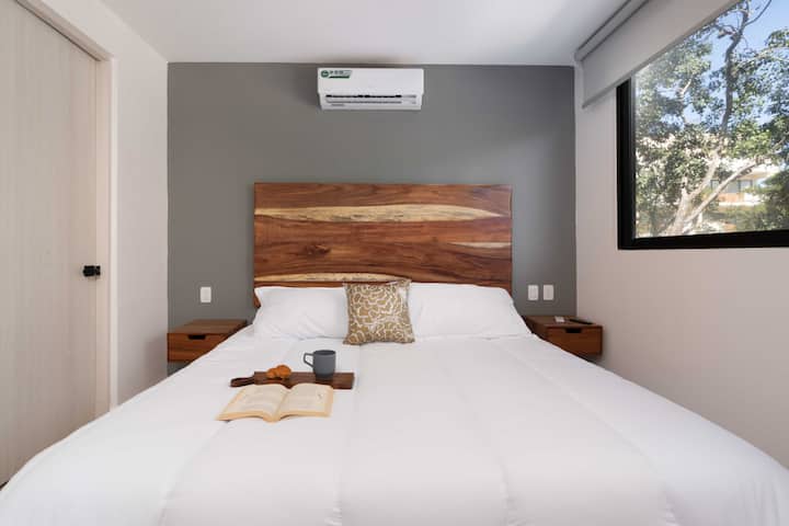 Открийте изкуството на възвишения сън в нашето светилище в спалнята, включващо голямо двойно легло, което обещава нощи на блажена почивка