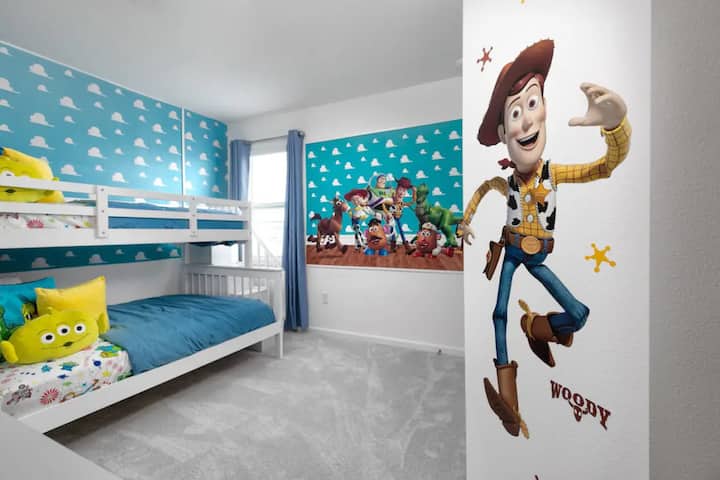 Tematska spavaća soba u priči o igračkama
1 bračni krevet i 1 bračni krevet (180x200)