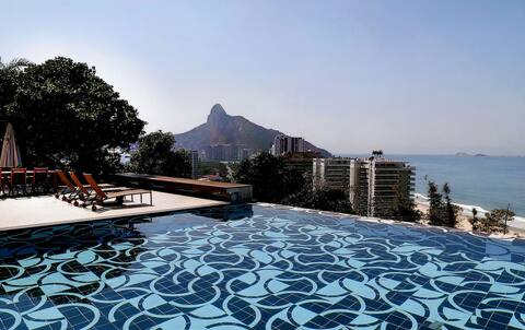 Spectacular 4 bedroom house with pool for rent in