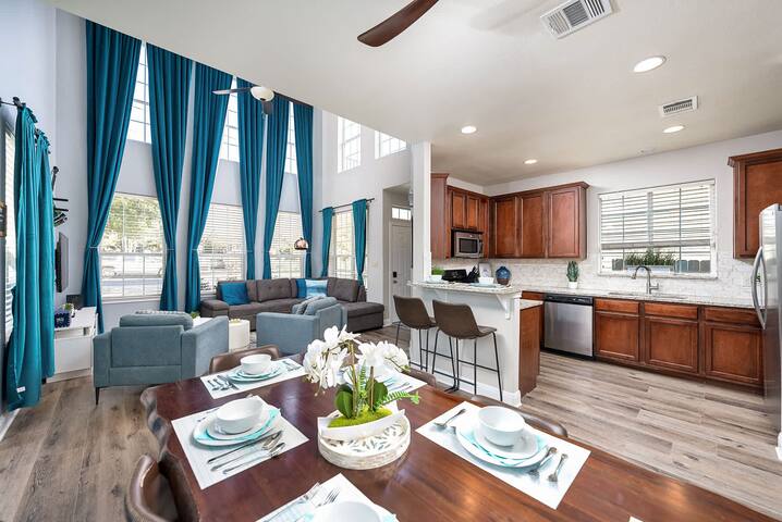 Upstay: Spacious 2-Home Duplex in Govalle for 18 gallery image 3