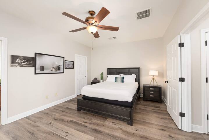 Upstay: Spacious 2-Home Duplex in Govalle for 18 gallery image 2