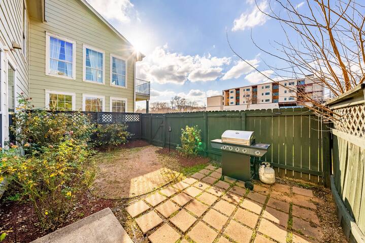 Upstay: Spacious 2-Home Duplex in Govalle for 18 gallery image 4