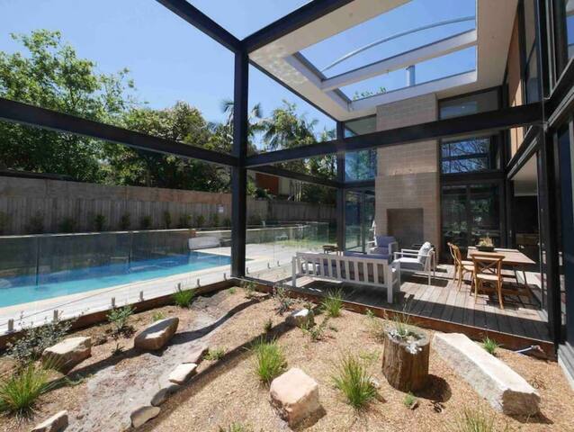 Coogee Coastal Retreat: 5BR Designer Haven gallery image 4