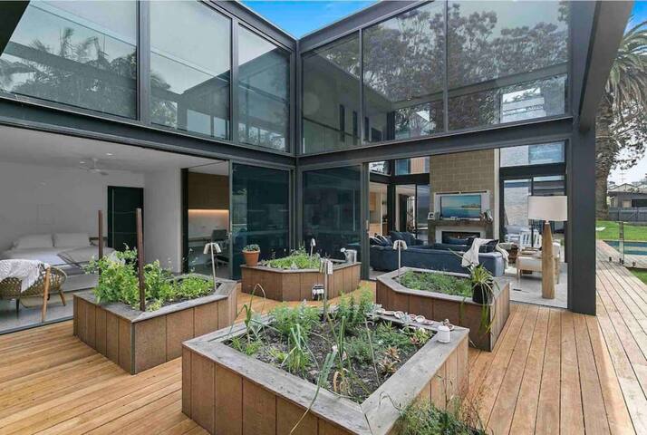 Coogee Coastal Retreat: 5BR Designer Haven gallery image 5