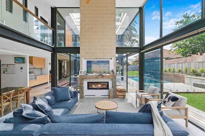 Coogee Coastal Retreat: 5BR Designer Haven gallery image 2