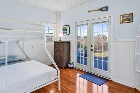 Phòng ngủ 4, nằm ở tầng dưới, bao gồm giường đôi/giường tầng đầy đủ.